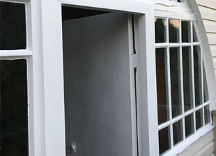 Реставрация деревянного окна в загородном доме