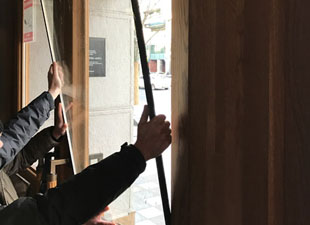 Замена стеклопакетов в деревянном окне и двери