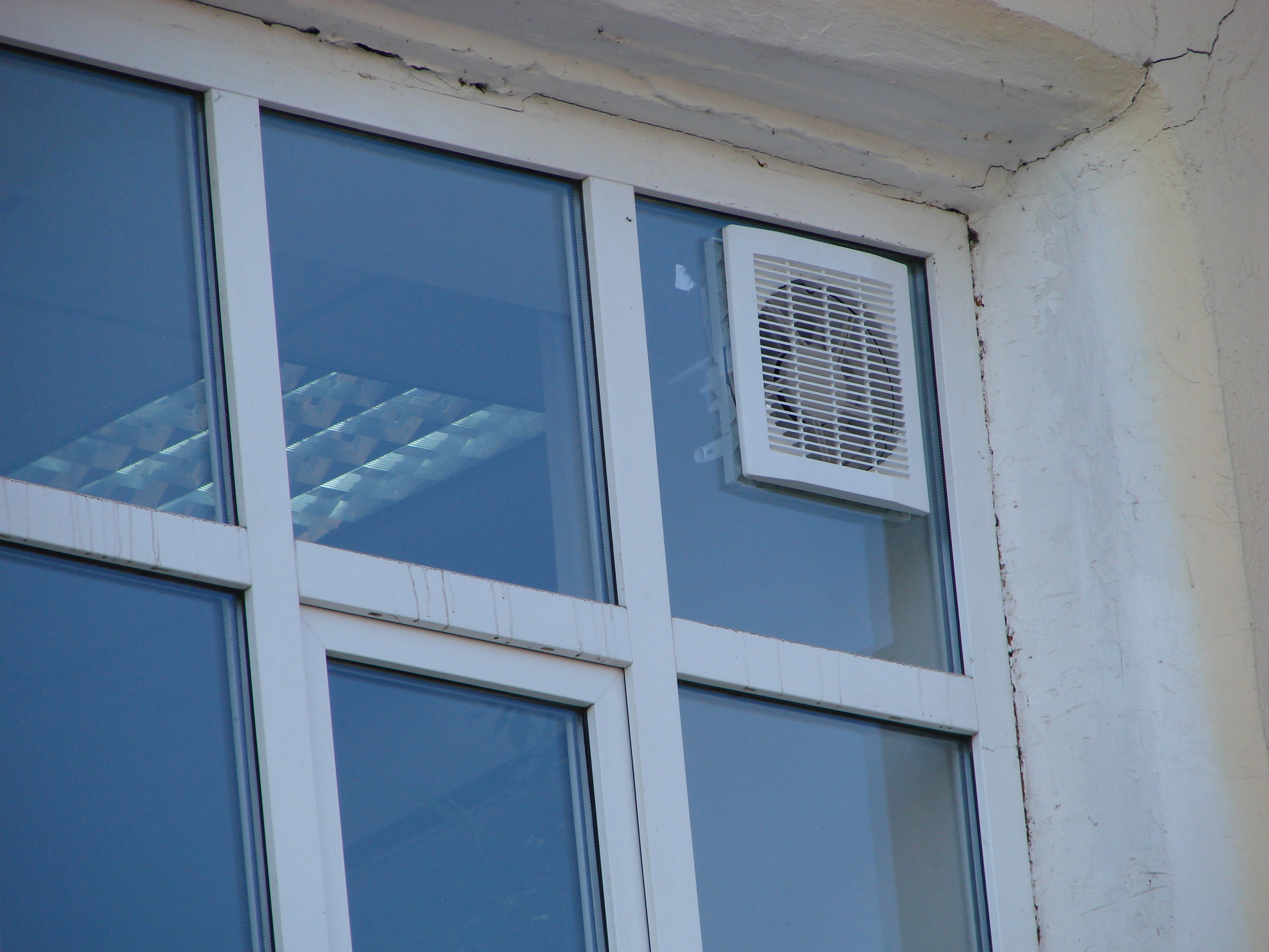 Вентиляционные отверстия в окне. Стеклопакет с вентилятором. Вытяжной вентилятор в стеклопакет. Оконный вентилятор в пластиковое окно. Вентилятор в окно вытяжной для стеклопакетов.